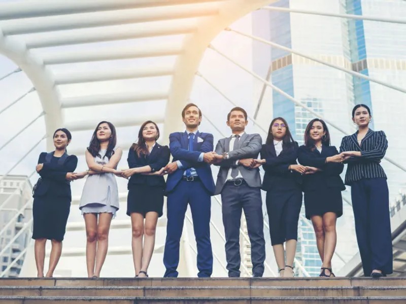 Một người đang suy nghĩ về việc kiểm soát hành vi cá cược trực tuyến của mình, thể hiện sự tự kiểm soát và nhận thức về cờ bạc có trách nhiệm.